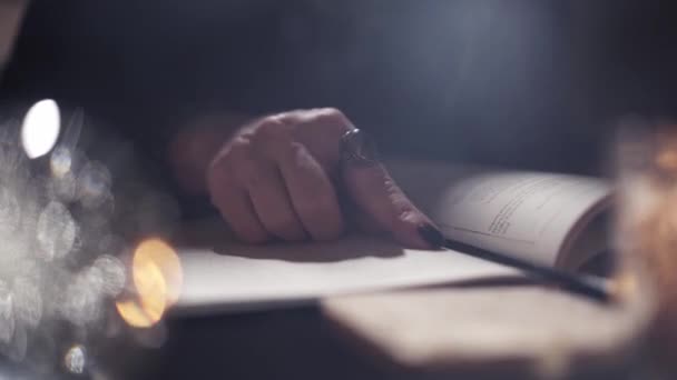 Крупним планом жіночий фокусник читає книгу заклинання — стокове відео