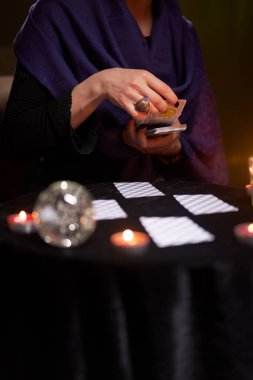 12.02.20. Moskova, Rusya. Masadaki kartlarda mumlarla falcılar.