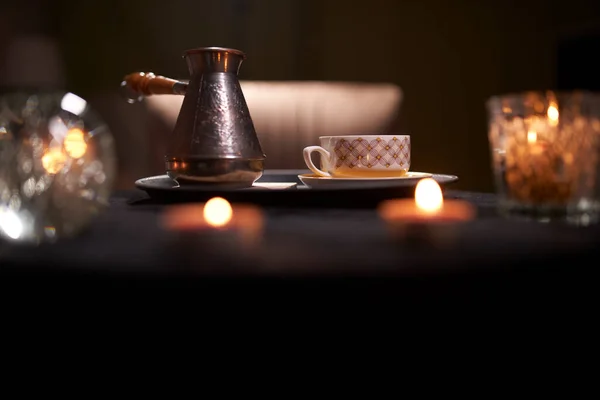 Cuarto del cajero de la fortuna con velas, turco, taza de café en la mesa — Foto de Stock