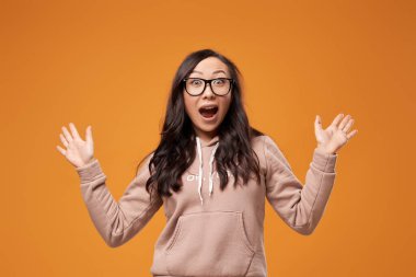 Stüdyoda uzun saçlı, esmer, şaşırmış.