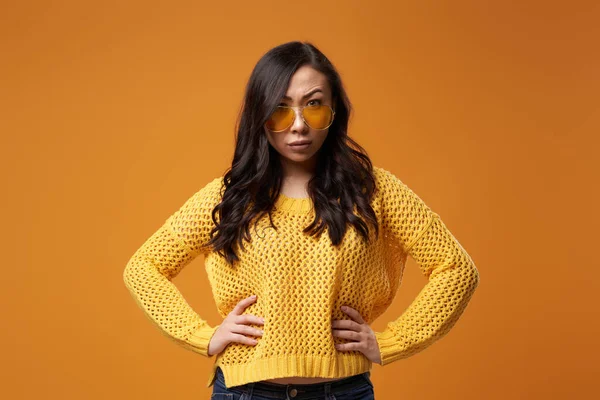 Serioasă fată orientală în ochelari galbeni în studio — Fotografie, imagine de stoc