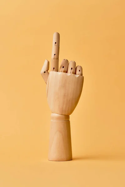 Trä mänsklig hand med upphöjt pekfinger — Stockfoto