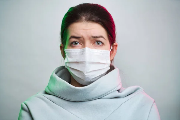 Tıbbi maskeli kadın stüdyoda izole edilmiş. — Stok fotoğraf