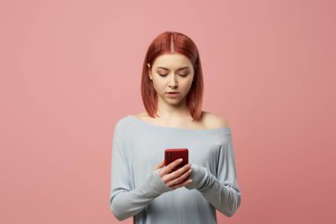 Elinde telefon olan ciddi bir kadın.