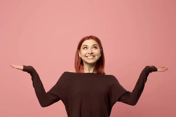 Mujer jengibre sonriente con los ojos grises con las manos arriba —  Fotos de Stock