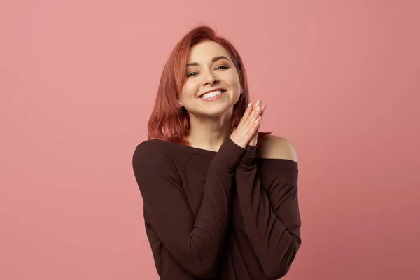 Chica jengibre feliz en jersey de color burdeos aislado sobre fondo rosa vacío — Foto de Stock