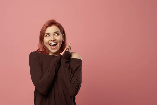 Glückliche Frau mit grauen Augen im weinroten Pullover — Stockfoto