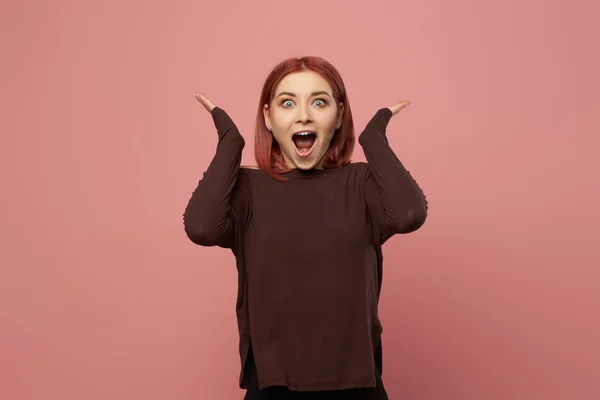 Surprised ginger woman with gray eyes with hands up — Stock Photo, Image