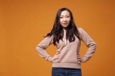 Uzun saçlı, kumral bir kadın.