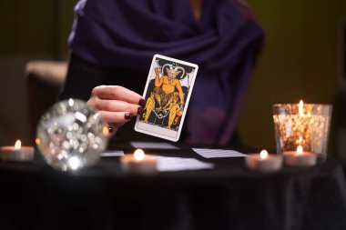 12.02.20. Moskova, Rusya. Kadın falcıların yakın plan fotoğrafları, ellerinde tarot kartı, masada mumlar, sihirli top.