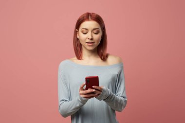 Elinde telefon olan ciddi bir genç kadın.