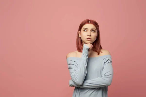 Droevige gember vrouw staan in de studio — Stockfoto