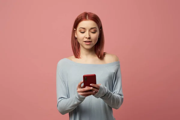 Ernste junge Frau mit Handy in der Hand — Stockfoto