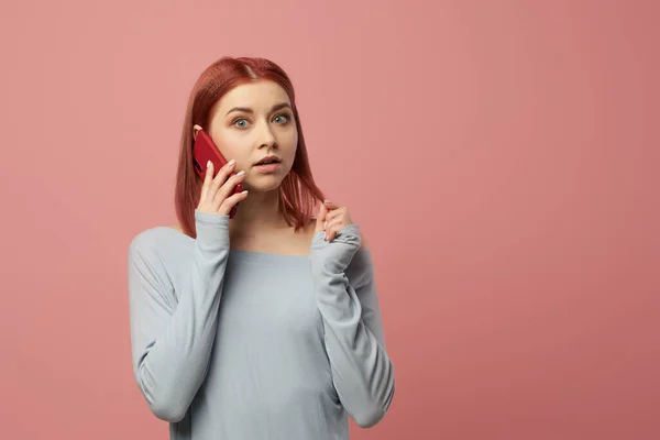 Jovem mulher gengibre falando ao telefone enquanto está em estúdio — Fotografia de Stock