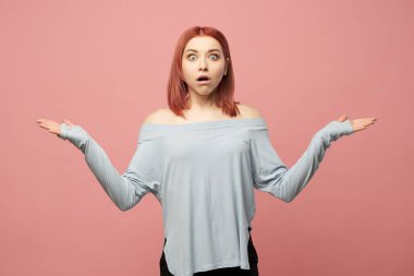 Stüdyoda elleri havada, şaşırmış kızıl kız.