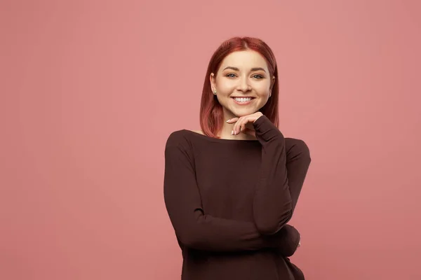 Mujer sonriente con ojos grises en jersey borgoña — Foto de Stock