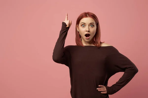 Überraschte junge Frau mit erhobener Hand — Stockfoto