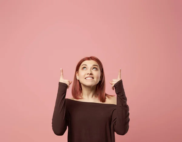 Chica feliz con los ojos grises apuntando hacia arriba —  Fotos de Stock