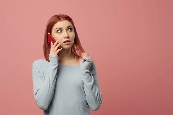 Jonge vrouw die telefoneert terwijl ze in de studio staat — Stockfoto