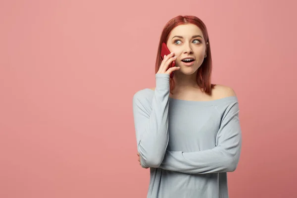 Menina séria falando ao telefone enquanto está em estúdio — Fotografia de Stock