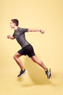 Stüdyoda koşan genç sporcuların yan görüntüsü