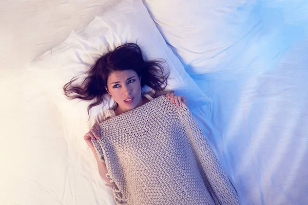 夜にベッドに横たわっているブルネットのトップビュー. — ストック写真