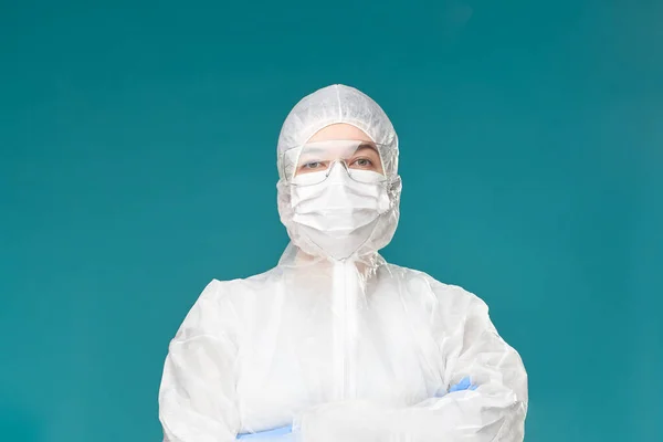 防護服の男医療用マスク腕のついたゴーグル. — ストック写真