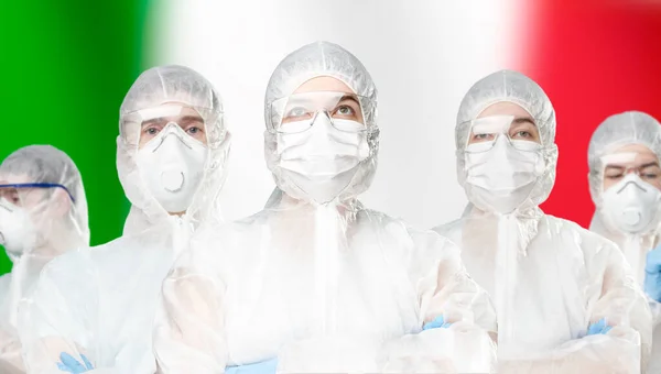 Retrato de médicos de fato de protecção na bandeira italiana. Conceito de coronavírus . — Fotografia de Stock