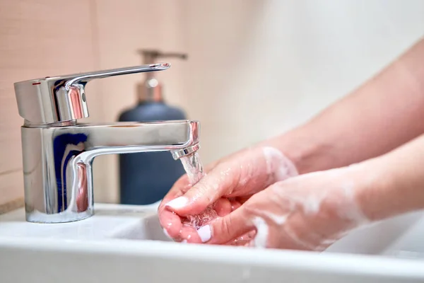 Мытье рук с мылом под водой — стоковое фото
