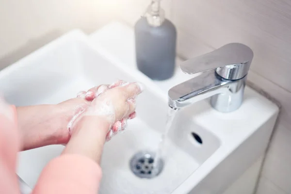 Lavagem de mãos com sabão abaixo da água — Fotografia de Stock
