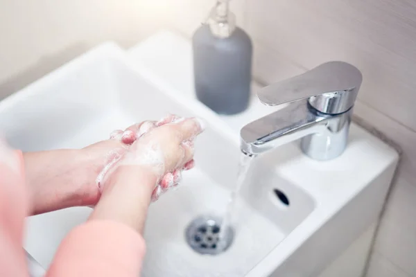 Wassen van handen met zeep onder water — Stockfoto