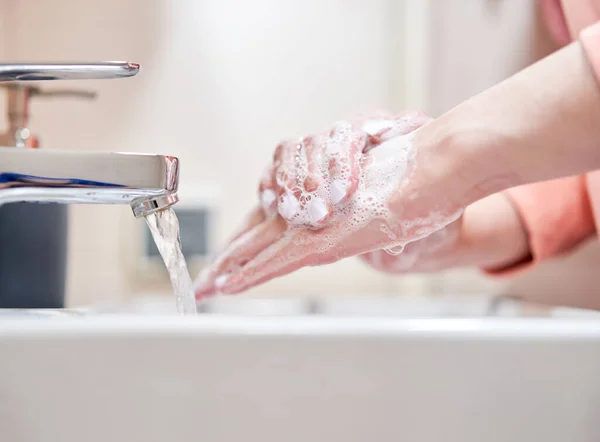 Wassen van handen met zeep onder water — Stockfoto