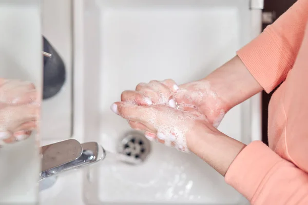 Donna lavarsi le mani in bagno — Foto Stock