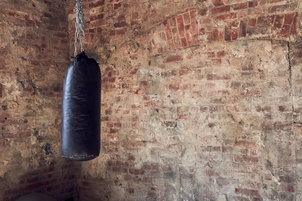 Тренажерный зал в стиле лофт, крупный план боксерской груши для бокса — стоковое фото