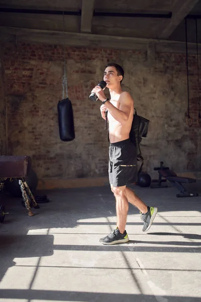 Side view of brunet sportsman in gym — Stock Photo, Image