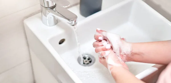 Lavarse las manos con jabón bajo el agua — Foto de Stock