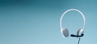 Boş mavi arkaplanda kulaklık, metin için yer.