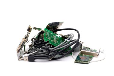 Elektrik atığı beyaz arkaplanı izole etti