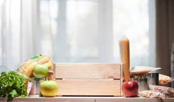 Spendenbox mit Lebensmitteln am Fenster. — Stockfoto