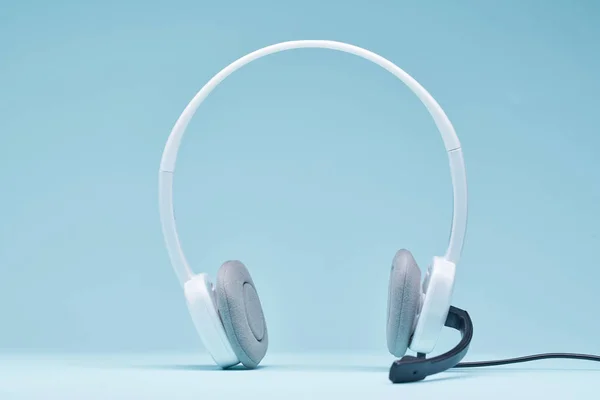 Białe słuchawki izolowane na białym tle — Zdjęcie stockowe