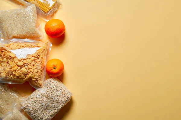 Vruchten, eieren, sinaasappelen, appel, conserven, pasta, granen en noten. Voedselhulpconcept. — Stockfoto