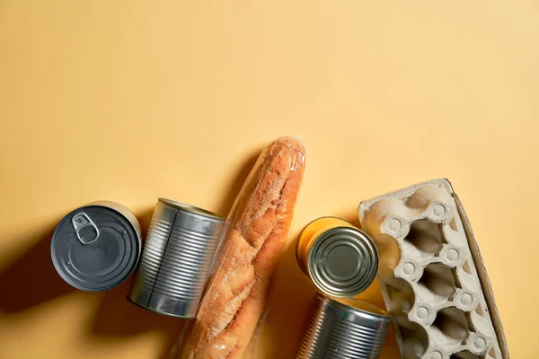 Ovoce, vejce, pomeranče, jablka, konzervy, těstoviny, cereálie a ořechy. Koncept nápovědy pro potraviny. — Stock fotografie