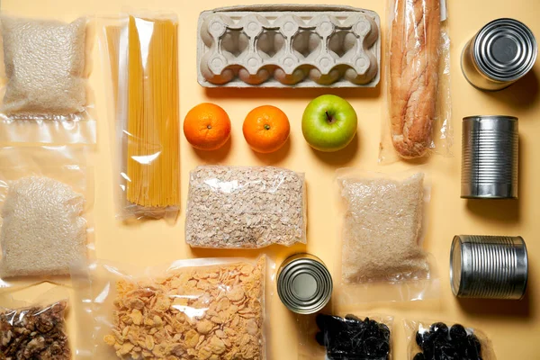Frutta, uova, arance, mele, conserve, pasta, cereali e noci. Concetto aiuto alimentare . — Foto Stock