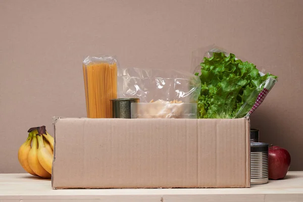 Dons alimentaires avec carton vide — Photo