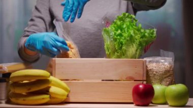 Koruyucu eldivenlerle ellerini kapat. Bağış kutusuna yemek koy..