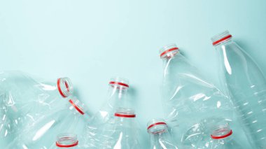 Mavi arka planda buruşmuş plastik şişeler