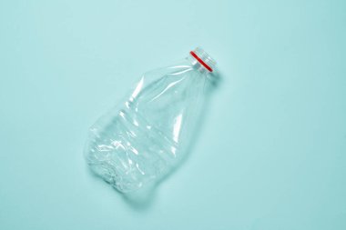 Buruşmuş transpanent boş plastik şişe.