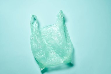 Yeşil arkaplan üzerine boş plastik torba