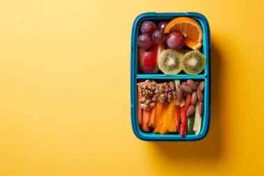 Fuits, Sebze ve Fındıklarla Dolu Beslenme Kutusunun En İyi Görünümü.