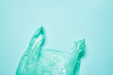 Yeşil arkaplan üzerine boş plastik torba